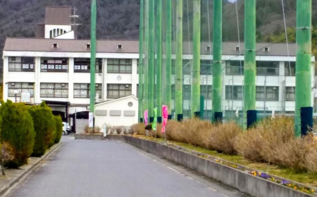 【近江八幡市安土町小中のアパートの中学校】