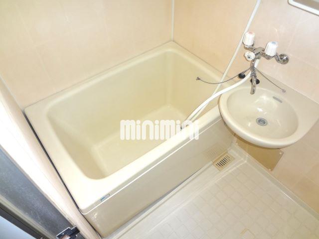 バス・シャワールーム　浴室　収納付きの鏡と換気窓もあります