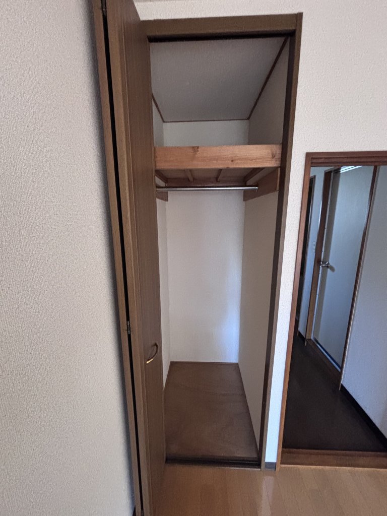 バルコニー　収納にはハンガーパイプも付いてます