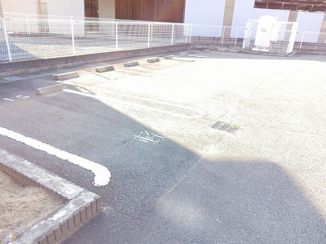 【姫路市大塩町のアパートの駐車場】