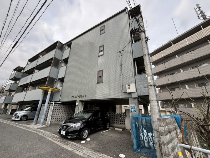 大阪府茨木市下穂積２の賃貸マンションの外観