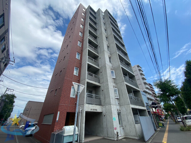 札幌市白石区東札幌三条のマンションの建物外観