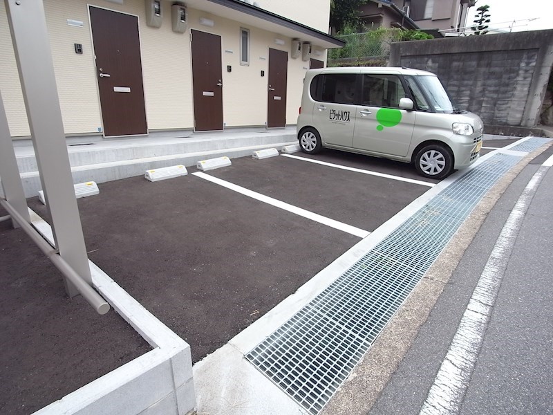 【神戸市西区押部谷町福住のアパートの駐車場】