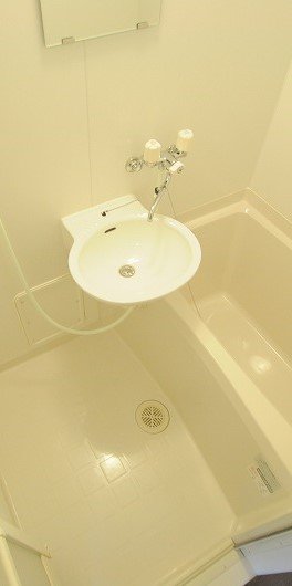 洗面設備　写真は別号室のものです。