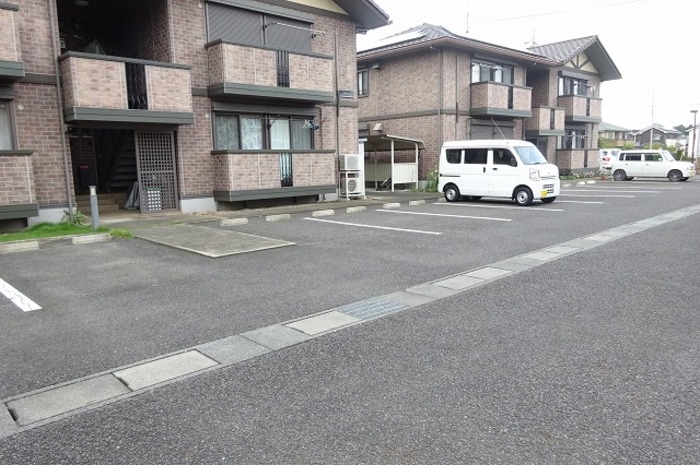 【ガーデンパレスの駐車場】