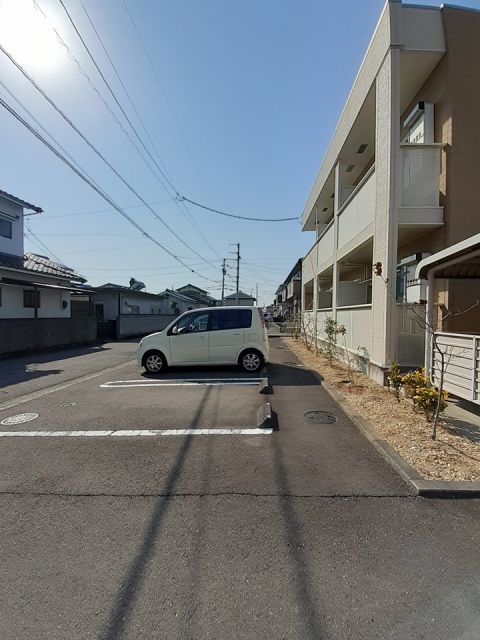 【松山市古川北のアパートの駐車場】