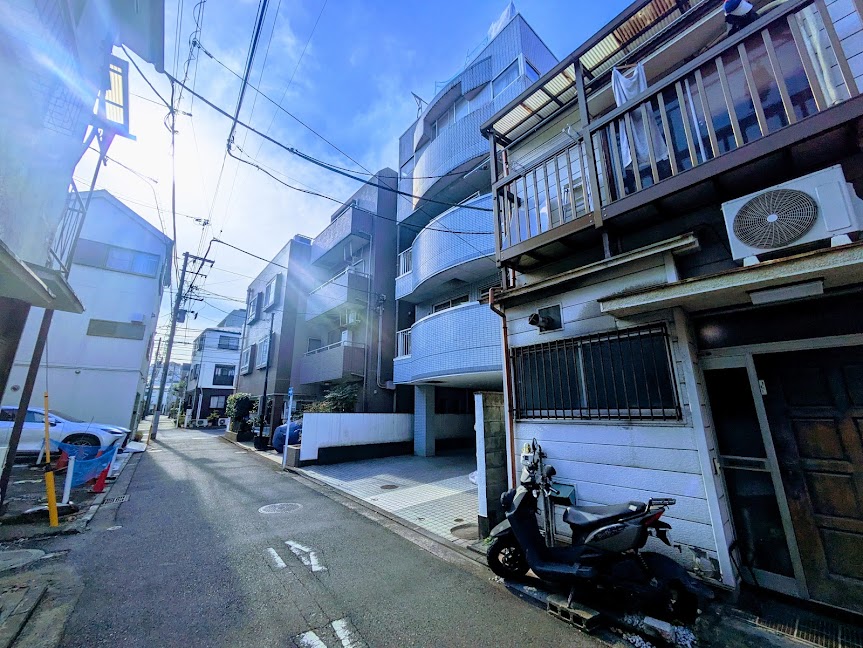 横浜市西区戸部本町のマンションの建物外観