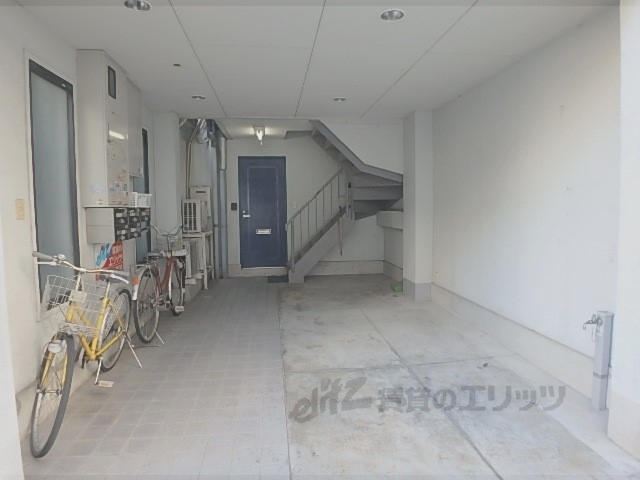 【岩倉ＢＬＤＧ（家具付）のエントランス】