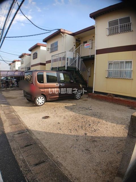 【岡山市中区中井のアパートの駐車場】