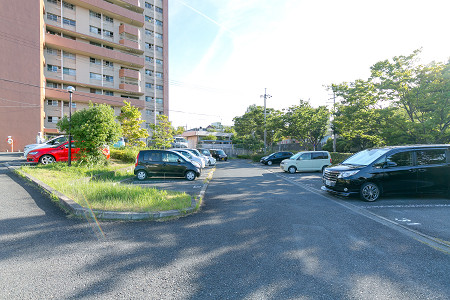 【公社賃貸SMALIO 茨木郡山Ｂの駐車場】