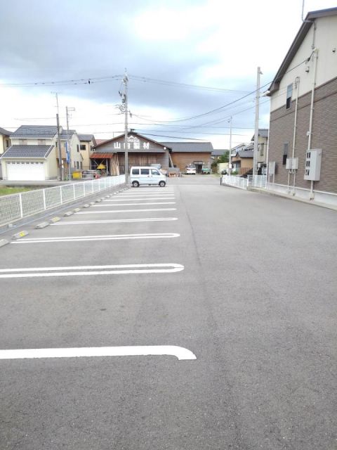 【河北郡津幡町字中橋のアパートの駐車場】