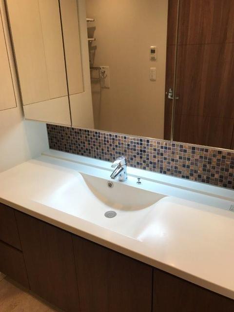 洗面設備　三面鏡付洗面化粧台