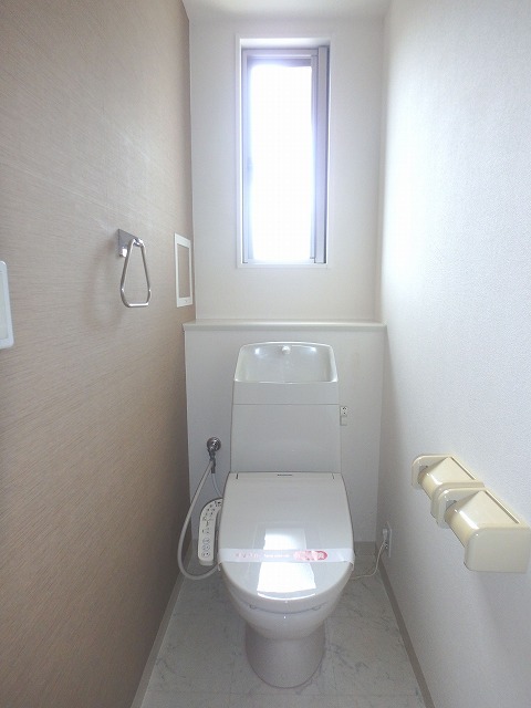 トイレ　温水洗浄便座つき！