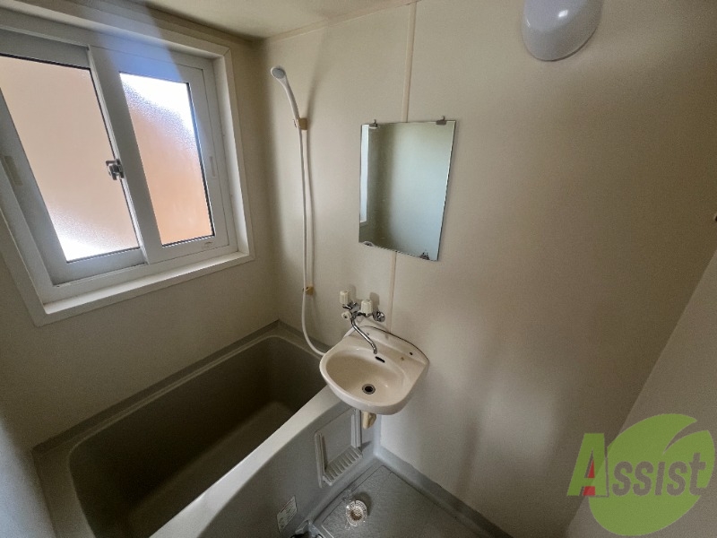 バス・シャワールーム　浴室は、コンパクでお掃除も楽に出来そうですね。