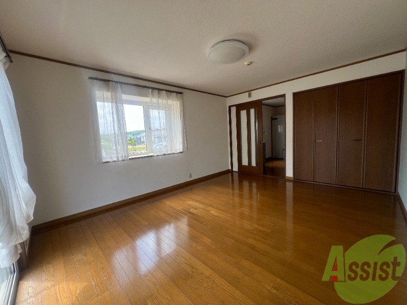 居室・リビング　１０帖の洋室です。開放感があり、広々としています。