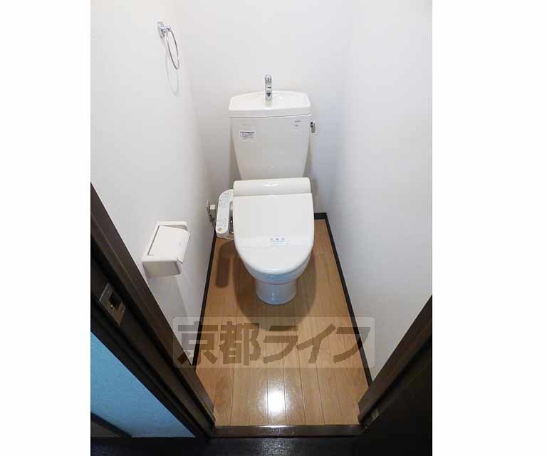 トイレ　ウォシュレット完備。