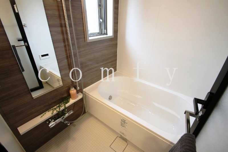 バス・シャワールーム　１４１６サイズ、窓のあるバスルーム