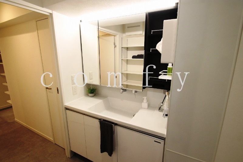 洗面設備　お洒落な独立洗面台