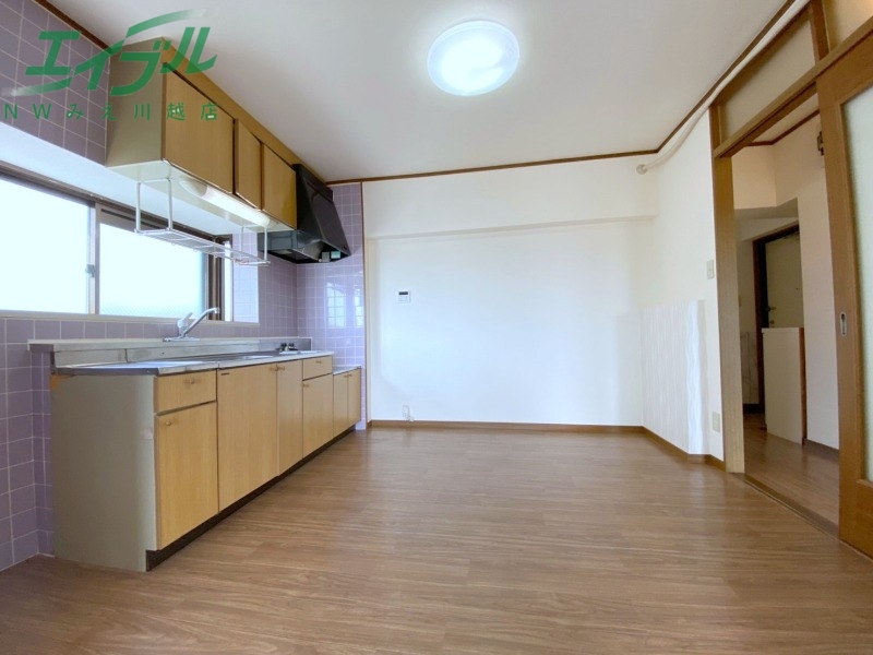 居室・リビング　同型反転参考写真です。