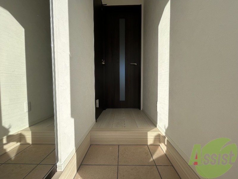 玄関　玄関から撮影しました。明るい印象ですね。