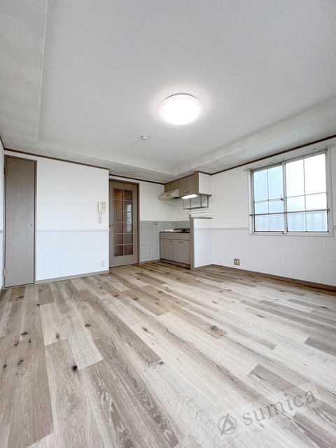 その他設備　内装は落ち着いています。おおきな窓で明るさを演出。