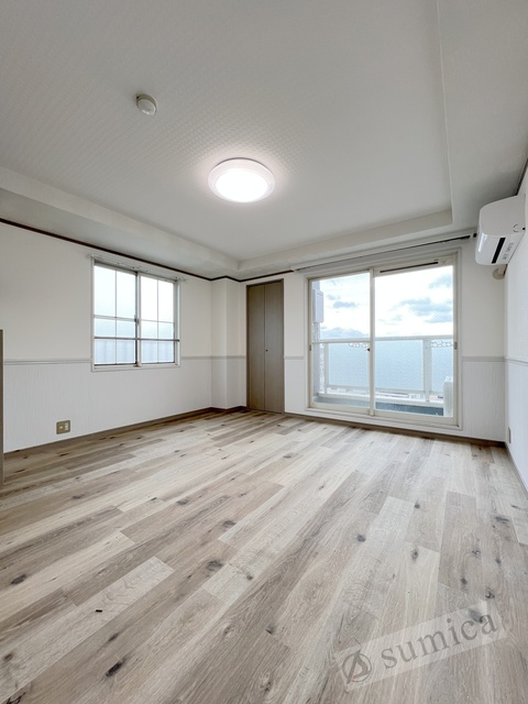 バルコニー　内装は落ち着いています。おおきな窓で明るさを演出。