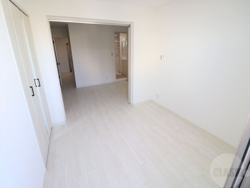 その他部屋・スペース　リビングの横・５帖の洋室です