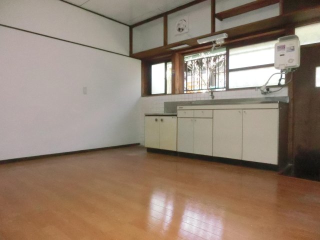 居室・リビング　フローリングなのでテーブルを置いて食事を楽しむことが可能です