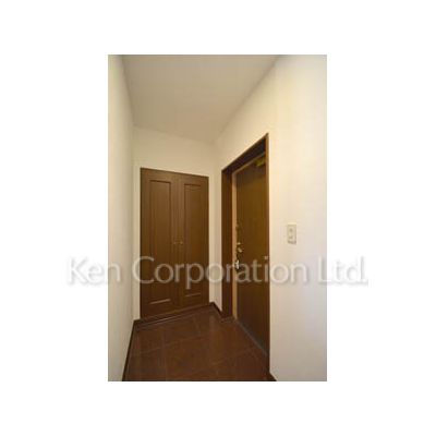 玄関　同タイプ7階のお部屋を撮影。仕様が異なることがあります。