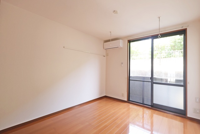 居室・リビング　※同建物１０３号室の写真になります。