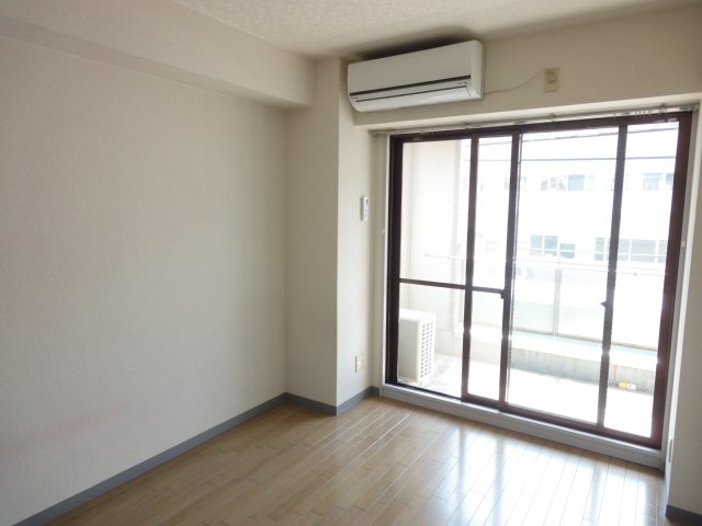 居室・リビング　同物件別室