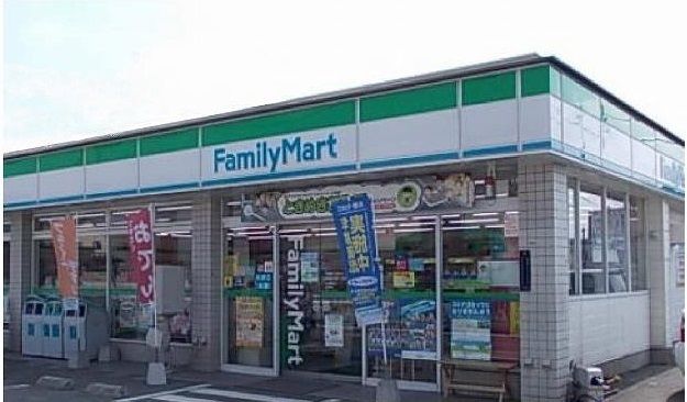 コンビニ　ファミリーマート（コンビニ）まで550m
