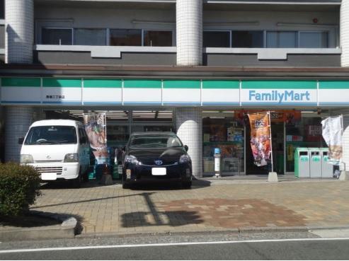 コンビニ　ファミリーマート馬借3丁目店（コンビニ）まで60m