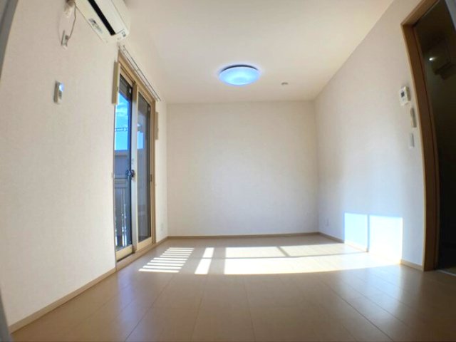 居室・リビング　室内写真は別部屋の写真です。