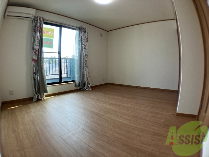居室・リビング　８帖の洋室です。生活のメインとなる部屋ですね。
