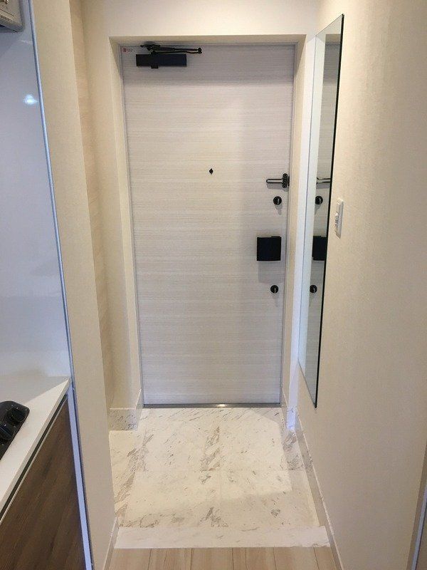 玄関　※同タイプの別のお部屋です。