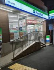 コンビニ　ファミリーマート新宿山吹町店（コンビニ）まで167m