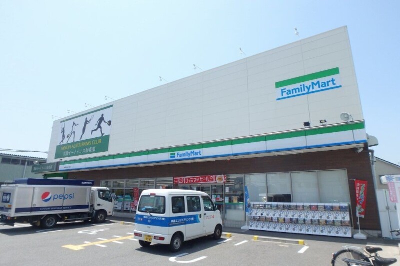 コンビニ　ファミリーマート粟生外院店（コンビニ）まで398m