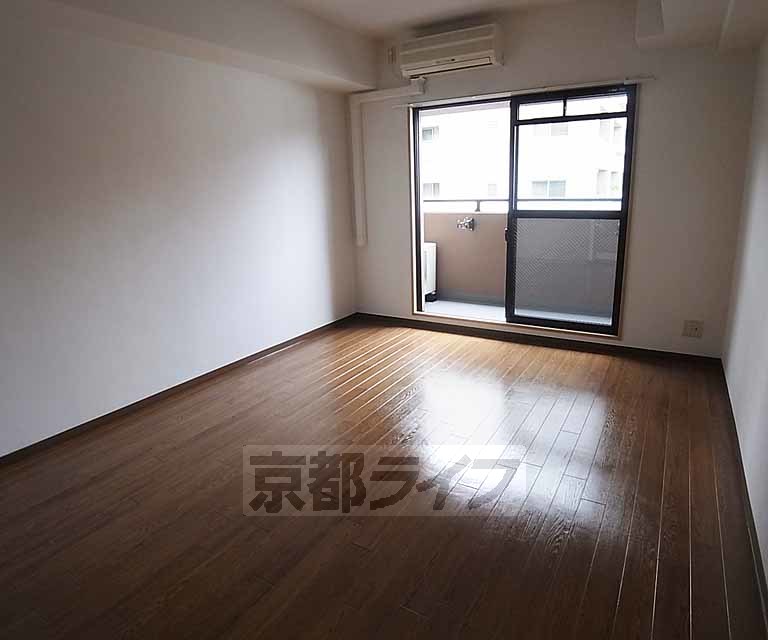 居室・リビング　天井が高めなので開放感のあるお部屋です。