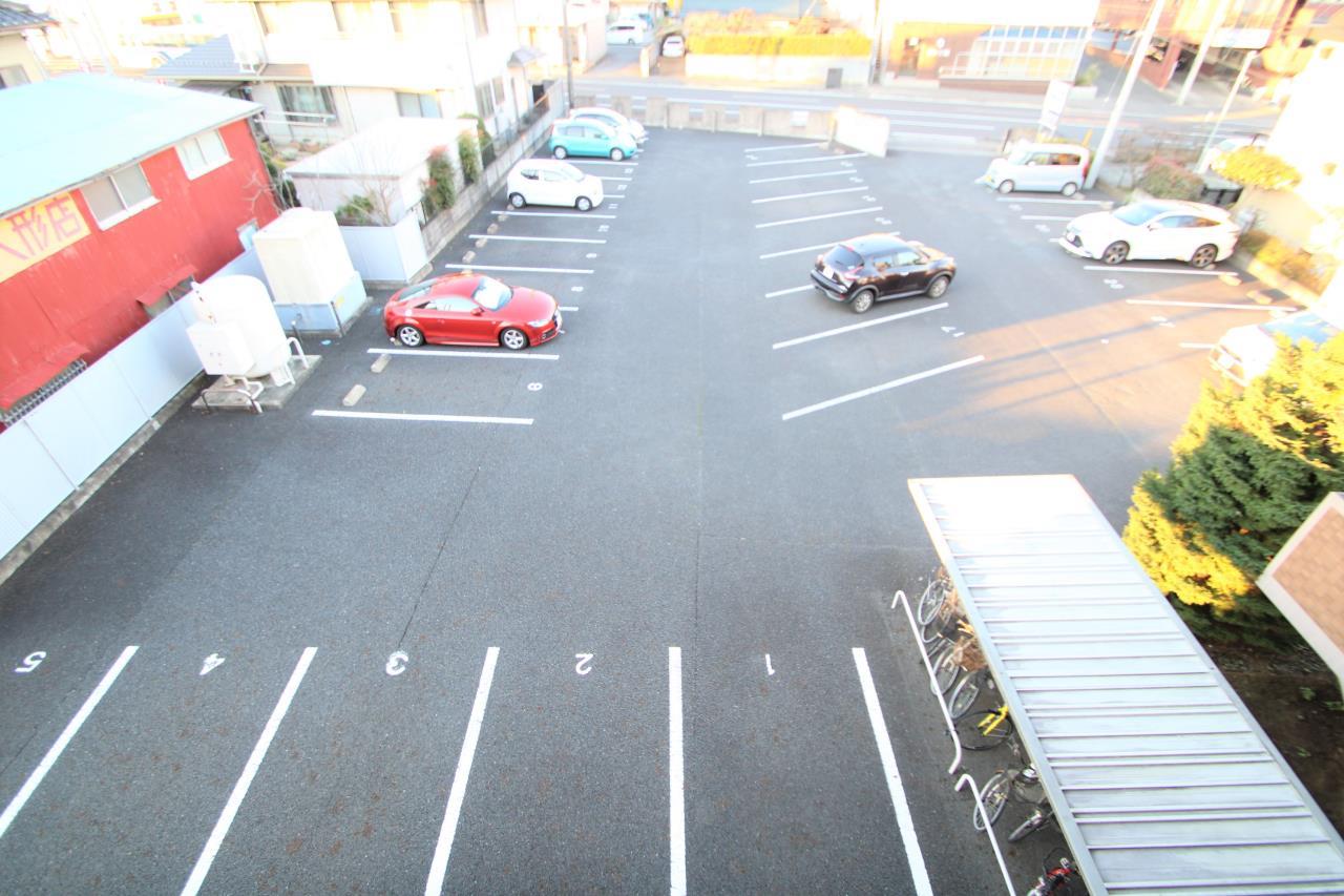 駐車場　建物前面が広い駐車場になってます