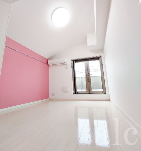 居室・リビング　オシャレなアクセントクロスのお部屋※同建物別部屋写真