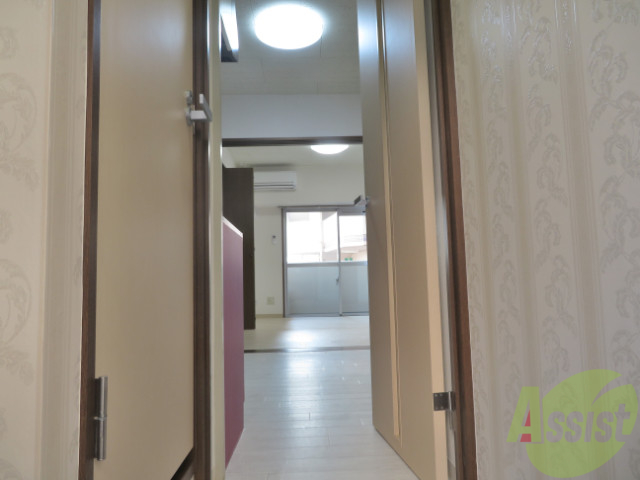 玄関　玄関からみた内装です。綺麗なフローリングですね。