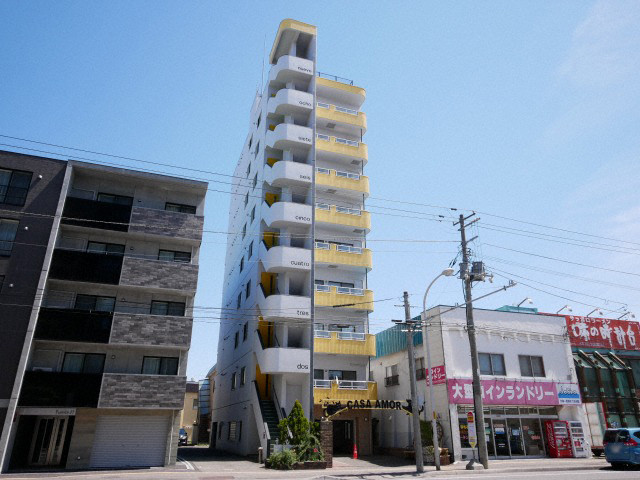 札幌市北区北二十七条西のマンションの建物外観