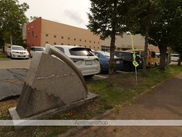 小学校　つつじが丘小学校（小学校）まで582m