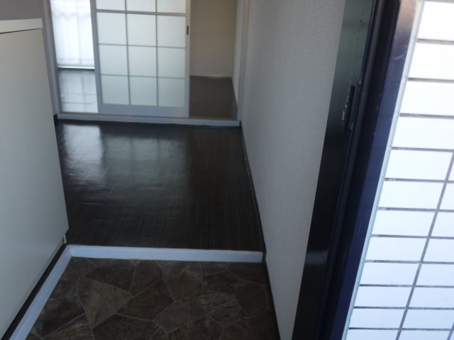 玄関　102号の室内写真です。