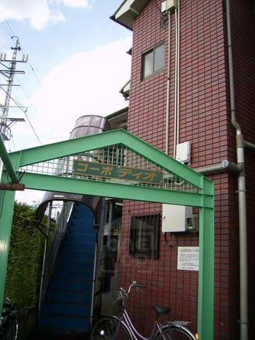 茨木市中総持寺町のアパートの建物外観