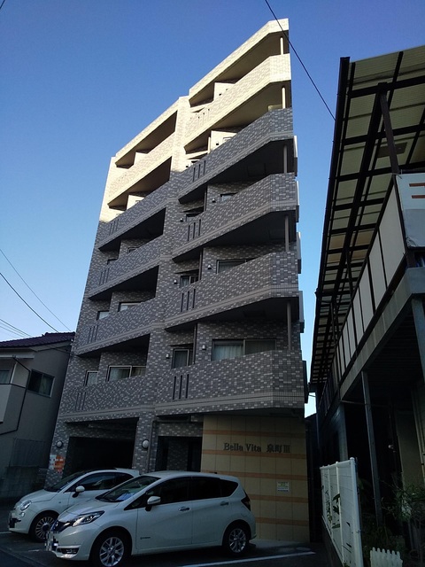 松山市泉町のマンションの建物外観