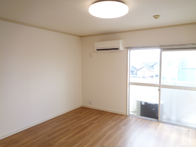 居室・リビング　床・クロス張替え済