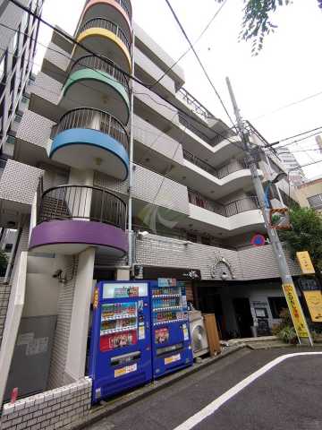 新宿区荒木町のマンションの建物外観