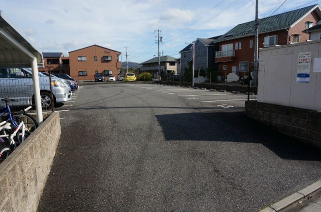 【伊賀市平野東町のアパートの駐車場】